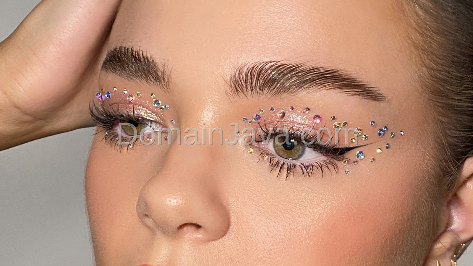 Tutorial Make Up Karnaval Natural, Tidak Terlihat Menor Lho!