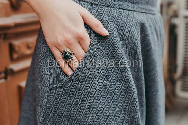 10 OOTD Celana Abu Abu Pria dan Wanita yang Cozy Abis!