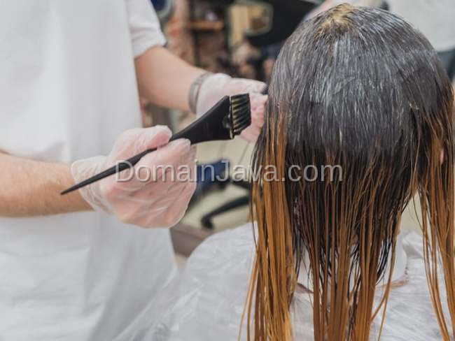 Apakah Mewarnai Rambut Harus Basah atau Kering?