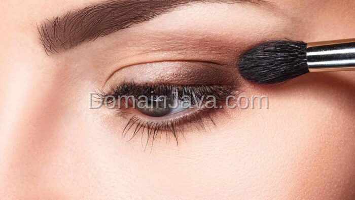 Aplikasikan Eye Make Up