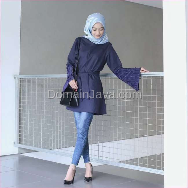 Atasan Biru Dongker Cocok dengan Apa Saja, Bahkan Denim!