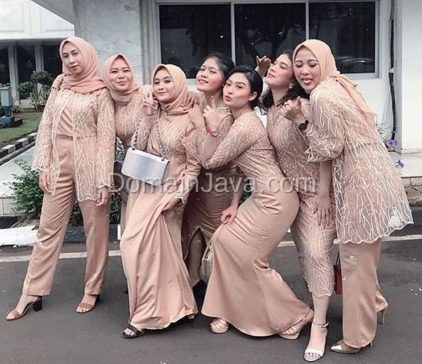 Baju Bridesmaid Berbahan Tile