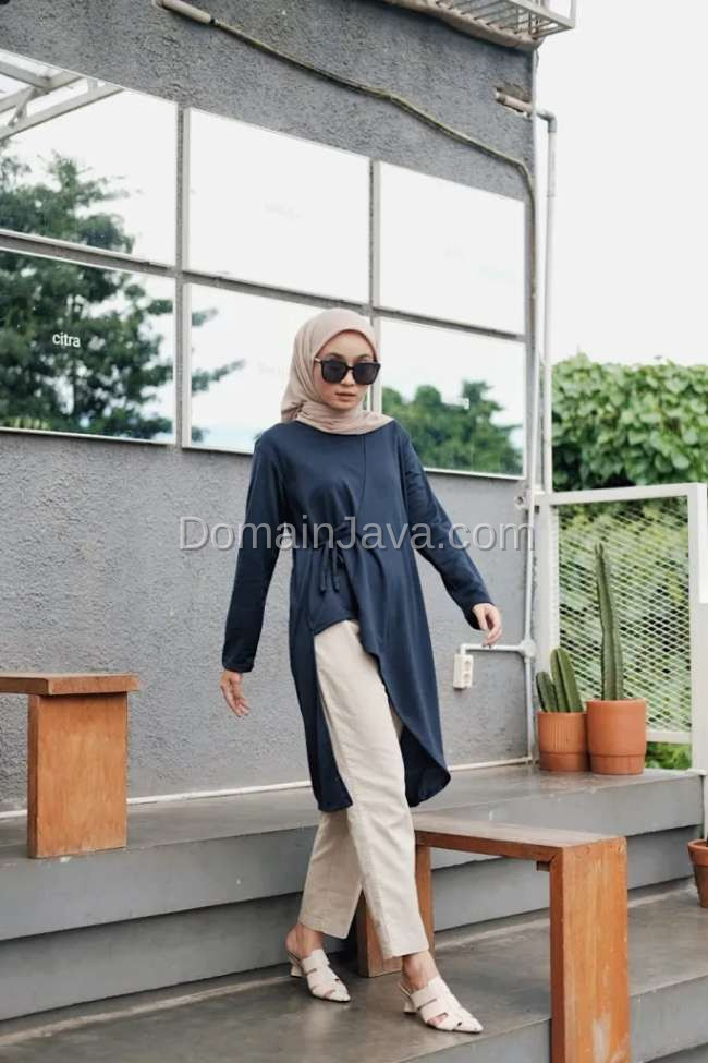 Biru Dongker dan Kream yang Kalem