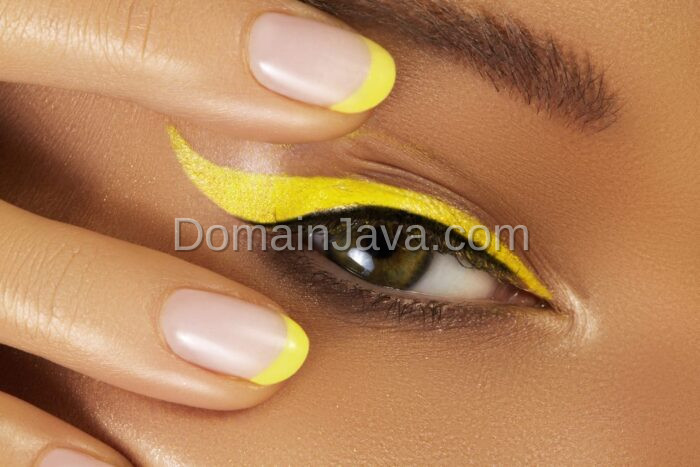 Buat Garis Eyeliner yang Artistik