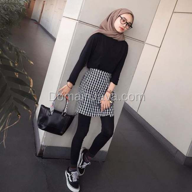 Cute dengan Plaid Miniskirt