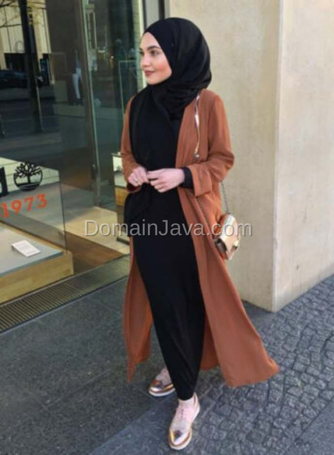 Dress Hitam dengan Maxi Outer