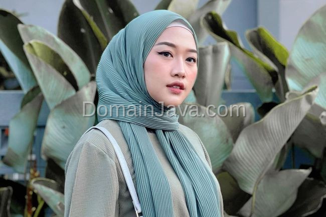 Gaya Pashmina yang Bikin Tirus