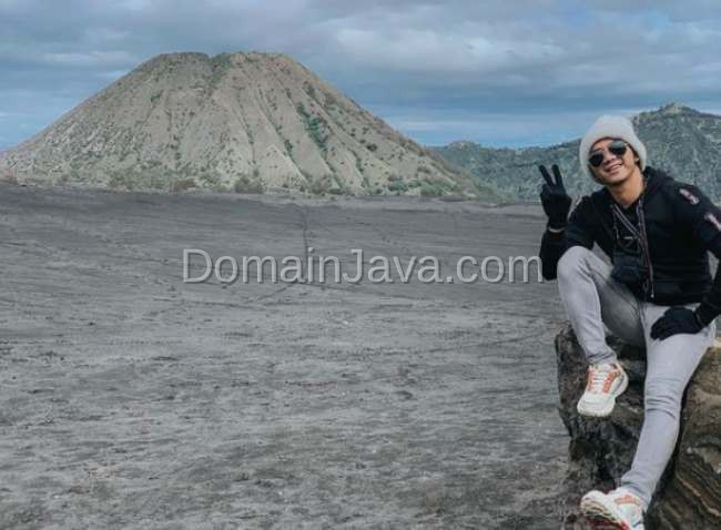 Hoodie Hitam dan Celana Jeans