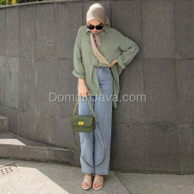 Kemeja Sage dengan Celana Jeans