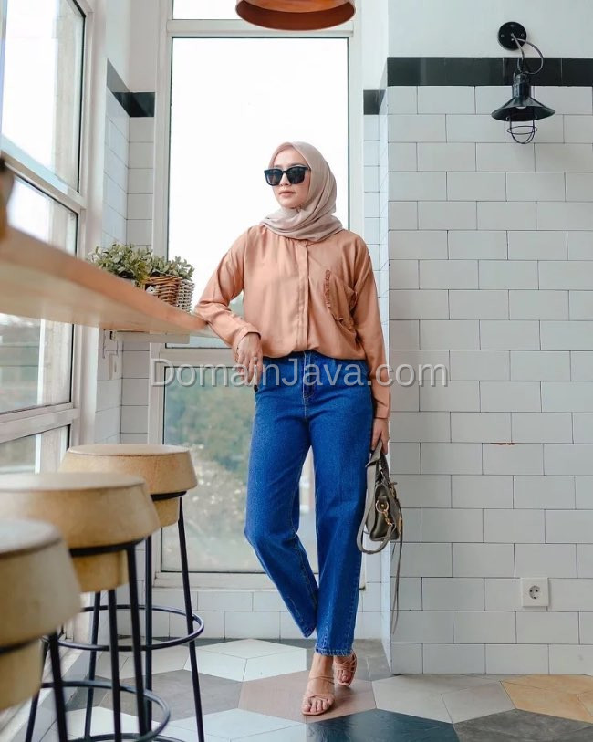 Kemeja dengan Boyfriend Jeans untuk Tampil Chic