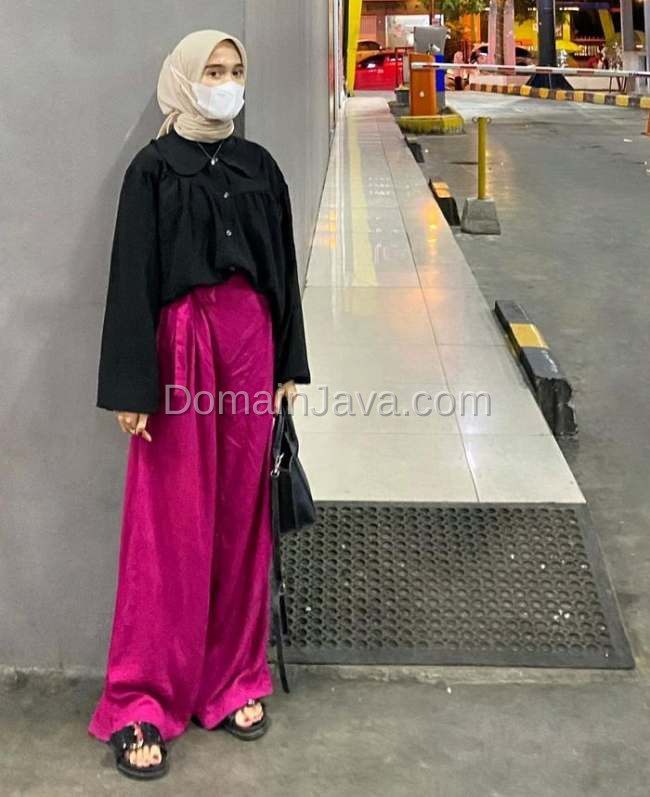 Kulot Pink dan Kemeja Hitam