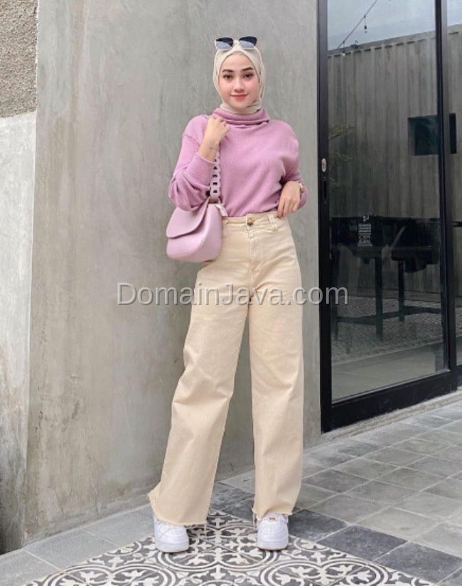Look Modern dengan Atasan Berupa Turtleneck