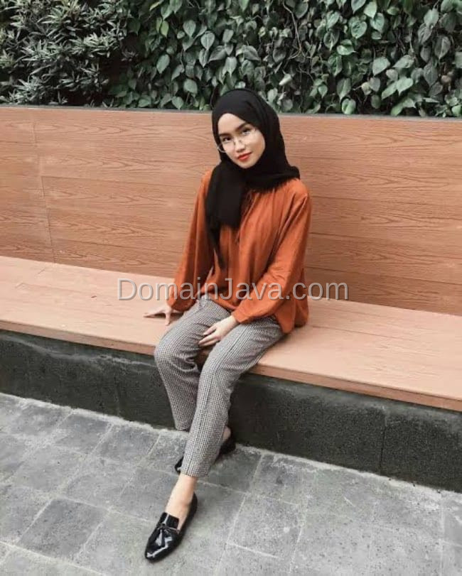 Loose Blouse dengan Celana Motif