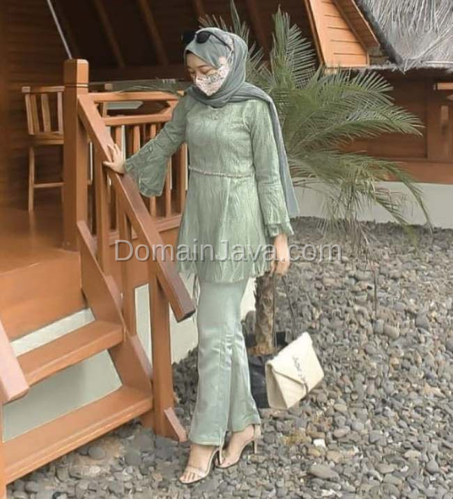 Manis dengan Atasan Tulle Akar