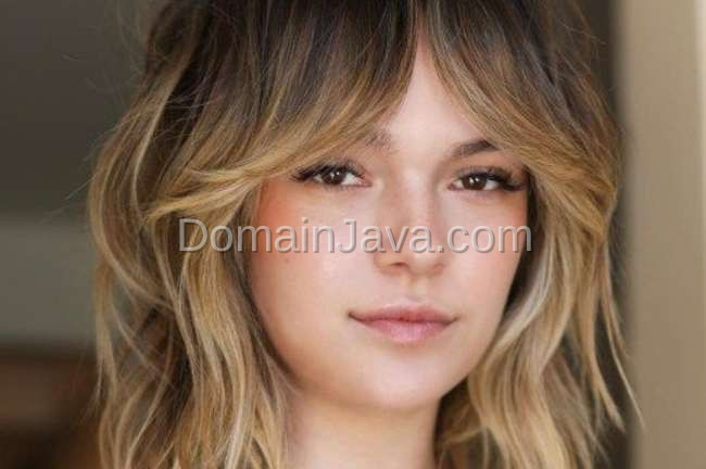 Model Rambut Segi Layer dan Poni