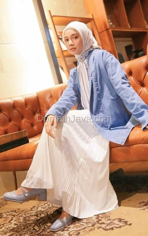 OOTD Blazer Levis dengan Rok Plisket Putih