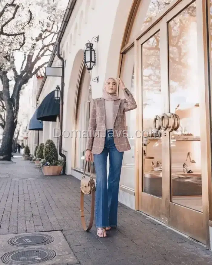 OOTD Blazer Motif Kotak dengan Jeans Cutbray