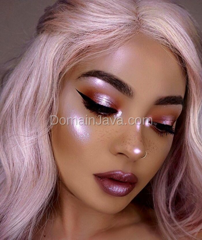 Oleskan Highlighter untuk Memancarkan Aura Wajah