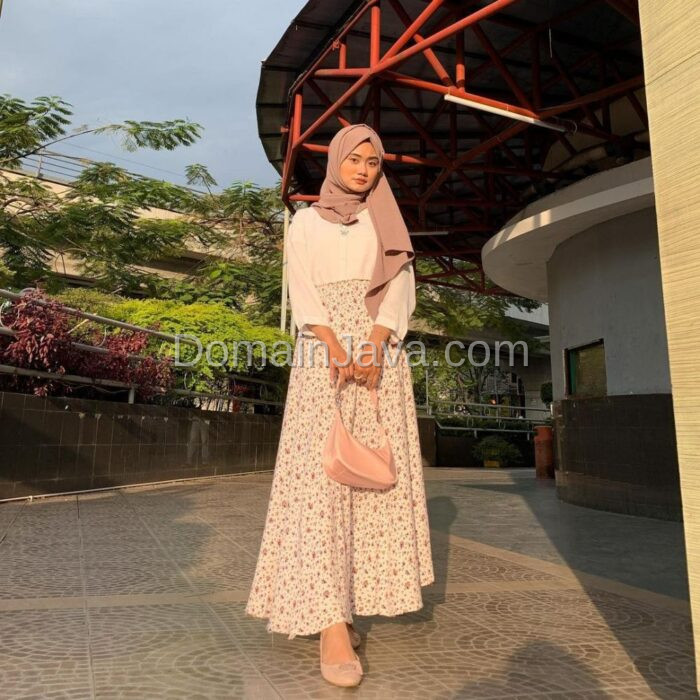 Outfit Kemeja Putih dengan Rok Floral