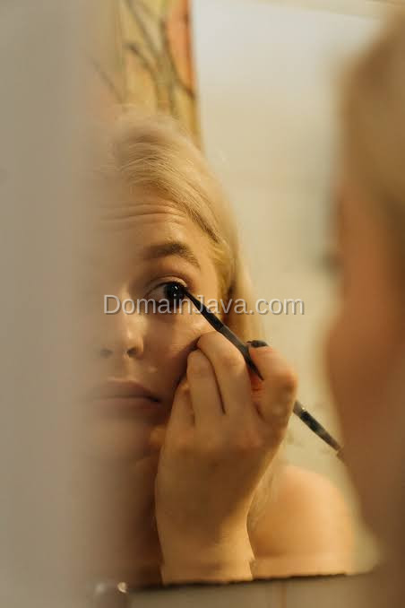 Pakai Eyeliner dengan Posisi Benar