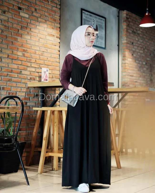 Santun dengan Long Dress Hitam