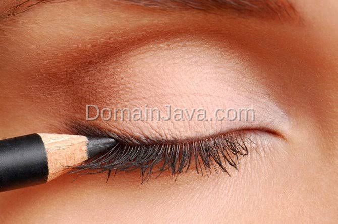 Sapukan Eyeliner ke Satu Arah dan Sekali Usap Saja