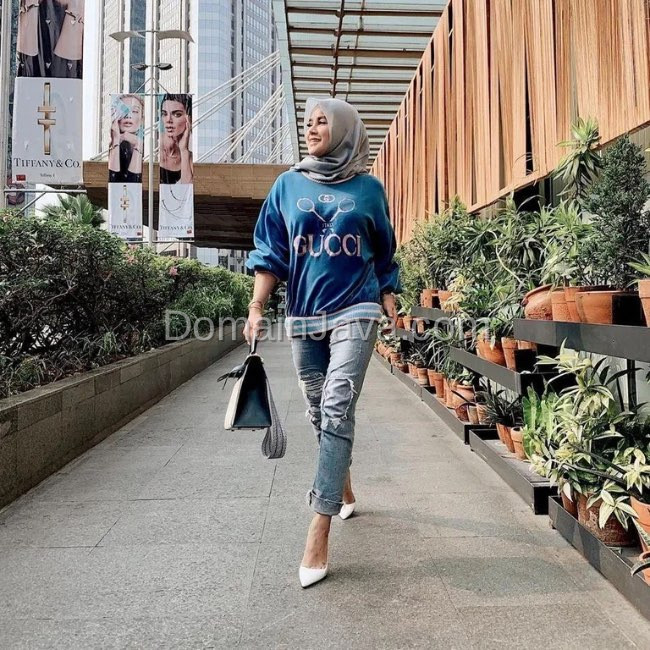 Sweatshirt dengan Ripped Jeans yang Trendy