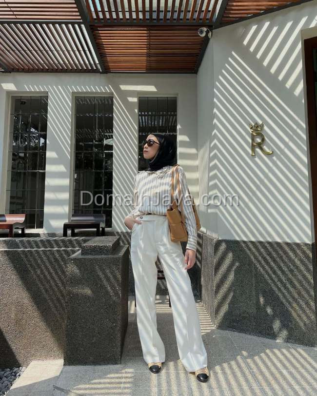 Tampak Trendy dengan Kemeja Motif Stripe