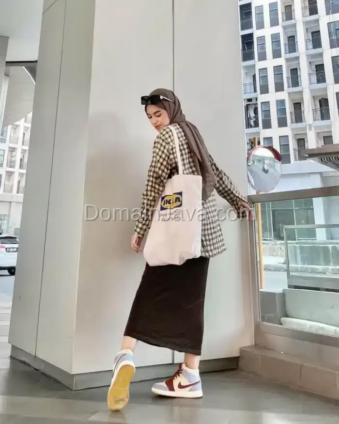 Tampilan Rok Span dan Kemeja Leopard