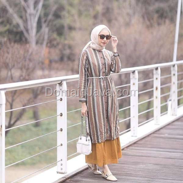 Tunik Motif Garis dan Rok Plisket Jatuh