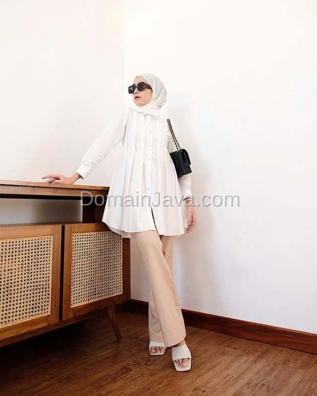 Tunik Putih dan Celana Bahan Krem