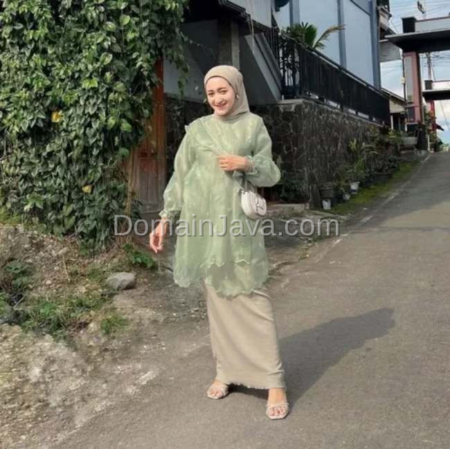 Tunik Sage dengan Rok Span Krem
