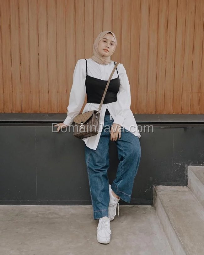 Wide Leg Jeans dengan Padu Padan Minimalis